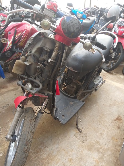 Tampak rusak berat kondisi sepeda motor Honda Scoppy dengan nomor polisi B 6395 GLW di kantor Mapolres Tangsel.