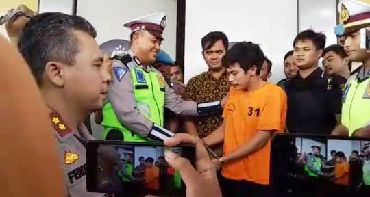 Suasana Adi Saputra pengendara sepeda motor yang mendadak viral akibat perbuatannya yang merusak sepeda motornya saat ditilang meminta maaf dan mengakui perbuatan khilafnya kepada petugas Kepolsian di Mapolres Tangsel.