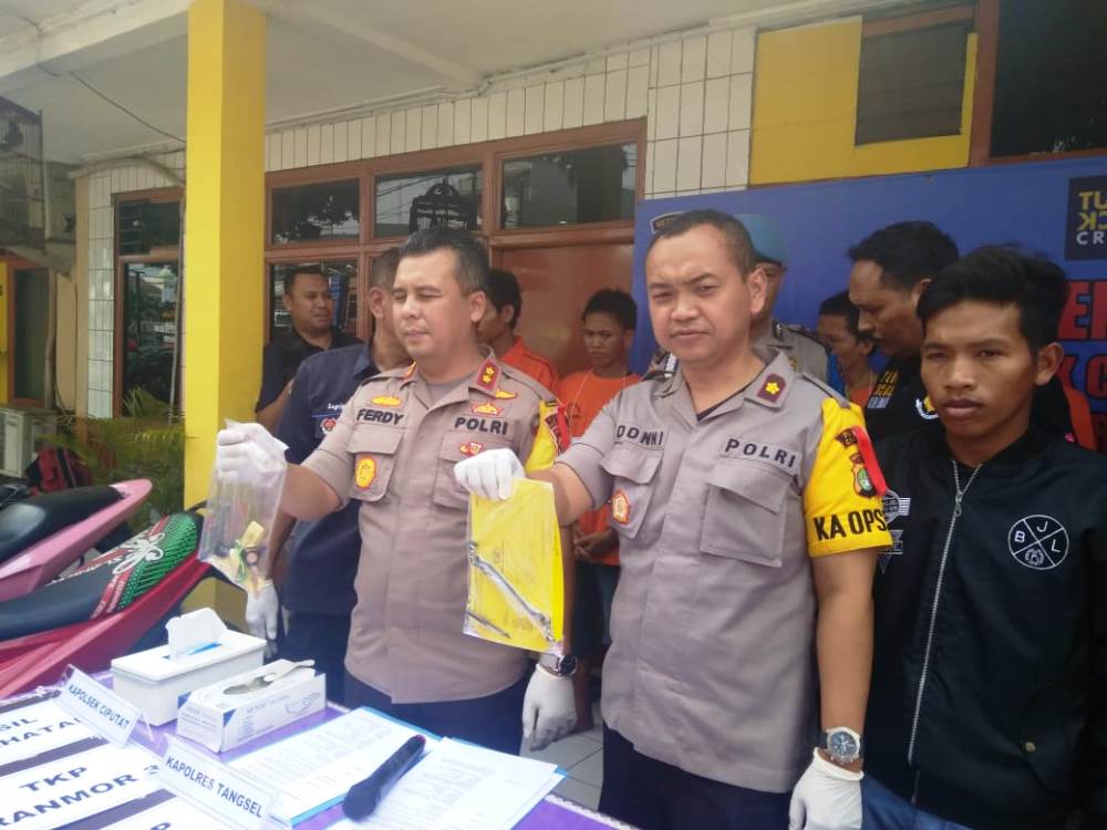 Kapolres Tangerang Selatan, AKBP Ferdy Irawan saat menunjukan barang bukti.