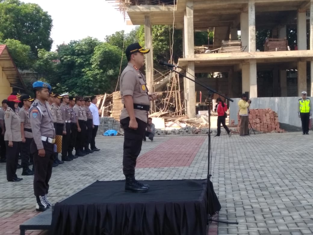 Kapolres Tangerang Selatan AKBP Ferdy Irawan saat memimpin Apel di Lapangan Mapolres Tangsel, Kamis (14/2/2019) pagi.