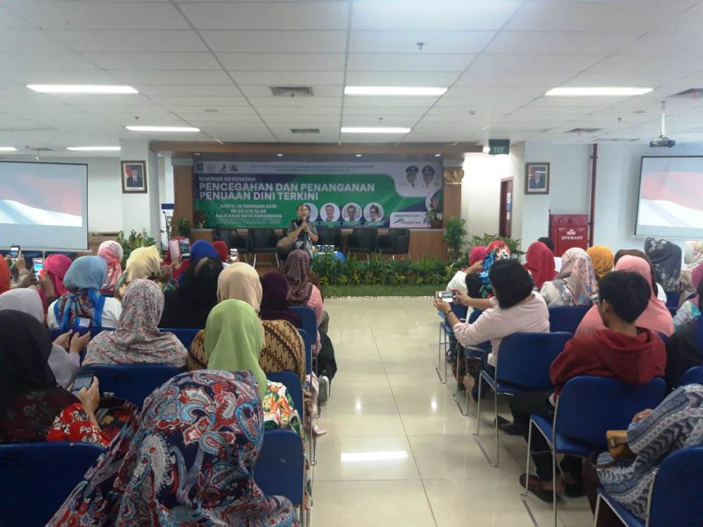 Seminar kesehatan di aula RSUD Kota Tangerang.