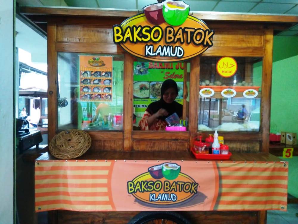 Menu bakso di dalam batok kelapa muda di kedai Bakso Batok Klamud (Kelapa Muda) di Ruko Cordova, Perumahan Nusa Loka, Serpong, Tangerang Selatan.