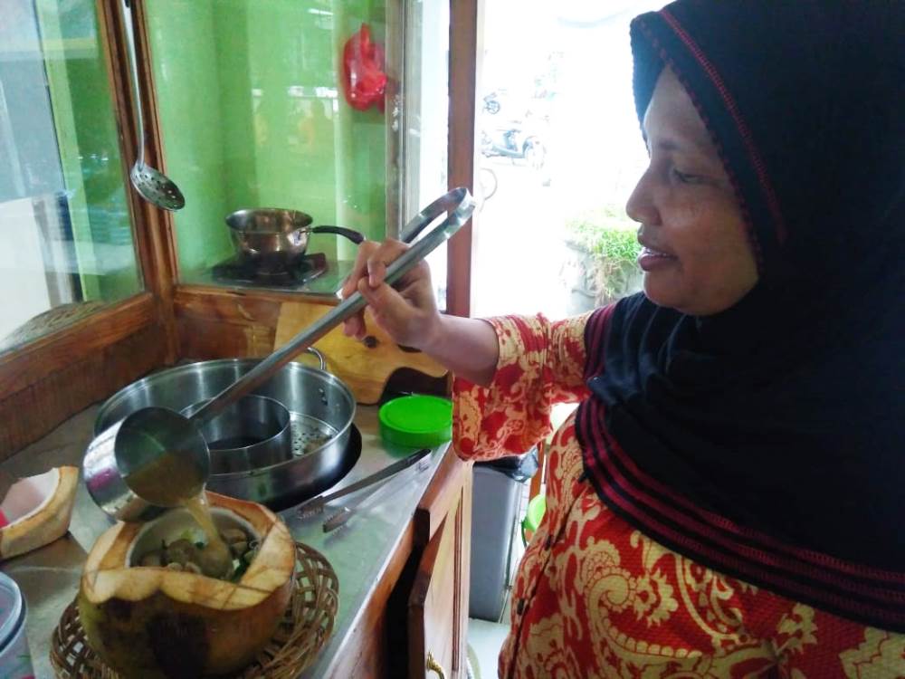 Menu bakso di dalam batok kelapa muda di kedai Bakso Batok Klamud (Kelapa Muda) di Ruko Cordova, Perumahan Nusa Loka, Serpong, Tangerang Selatan.