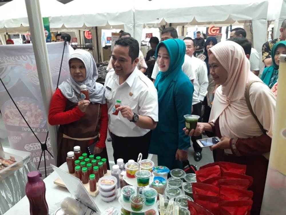 Wali Kota Tangerang Arief R Wismansyah saat mencoba kuliner di event Tangerang Great Sale di selasar Mall Balekota, Tangerang, Rabu (20/2/2019).