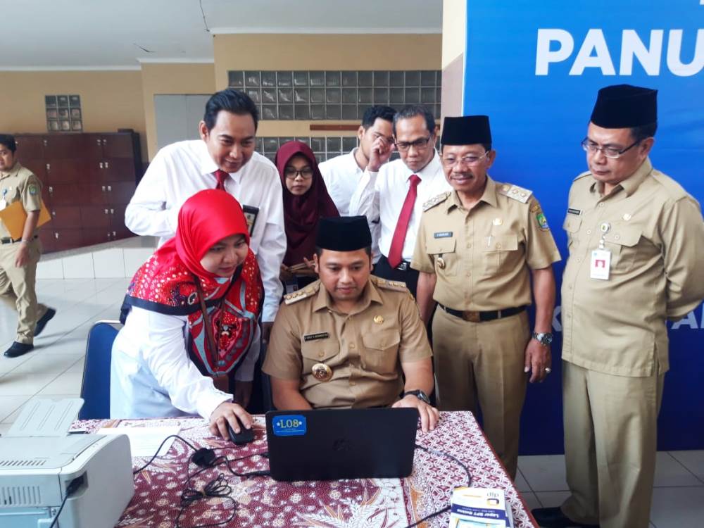 Wali Kota Tangerang Arief R Wismansyah bersama Duta pajak artis kondang Prilly Latuconsina dalam kegiatan Pekan Panutan Pajak di Pemkot Tangerang.