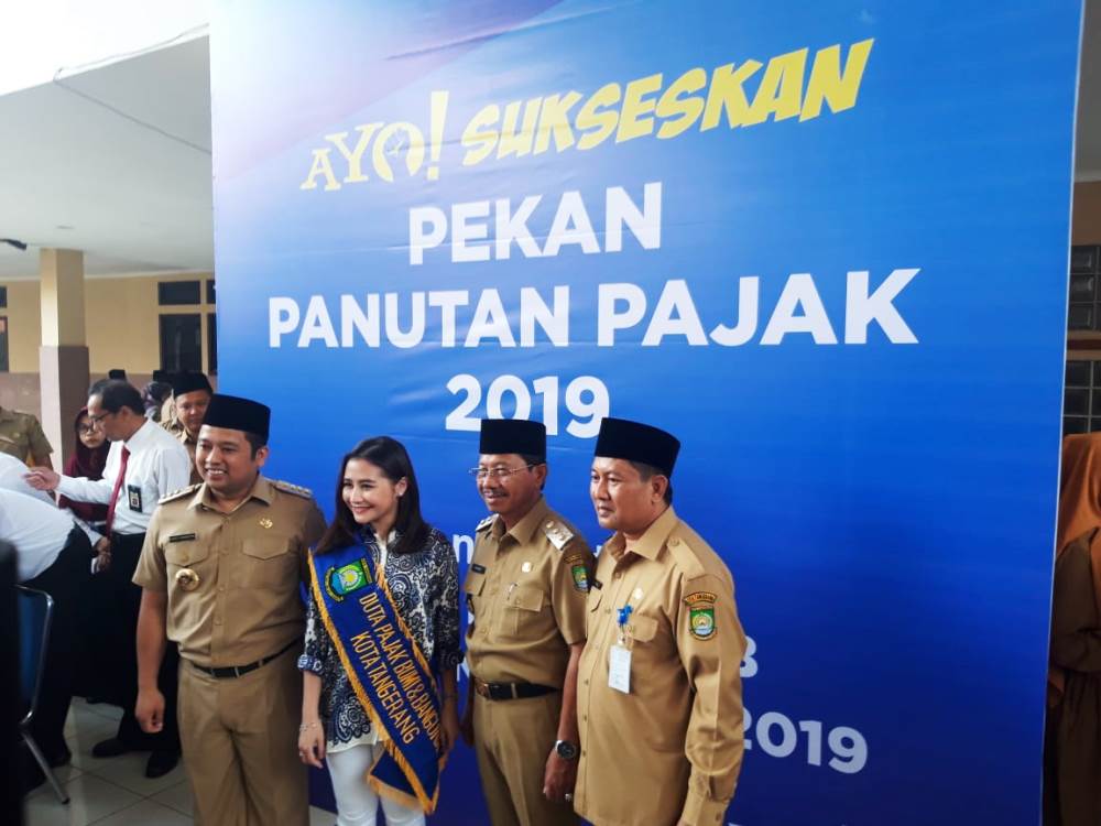 Wali Kota Tangerang Arief R Wismansyah bersama Duta pajak artis kondang Prilly Latuconsina dalam kegiatan Pekan Panutan Pajak di Pemkot Tangerang.
