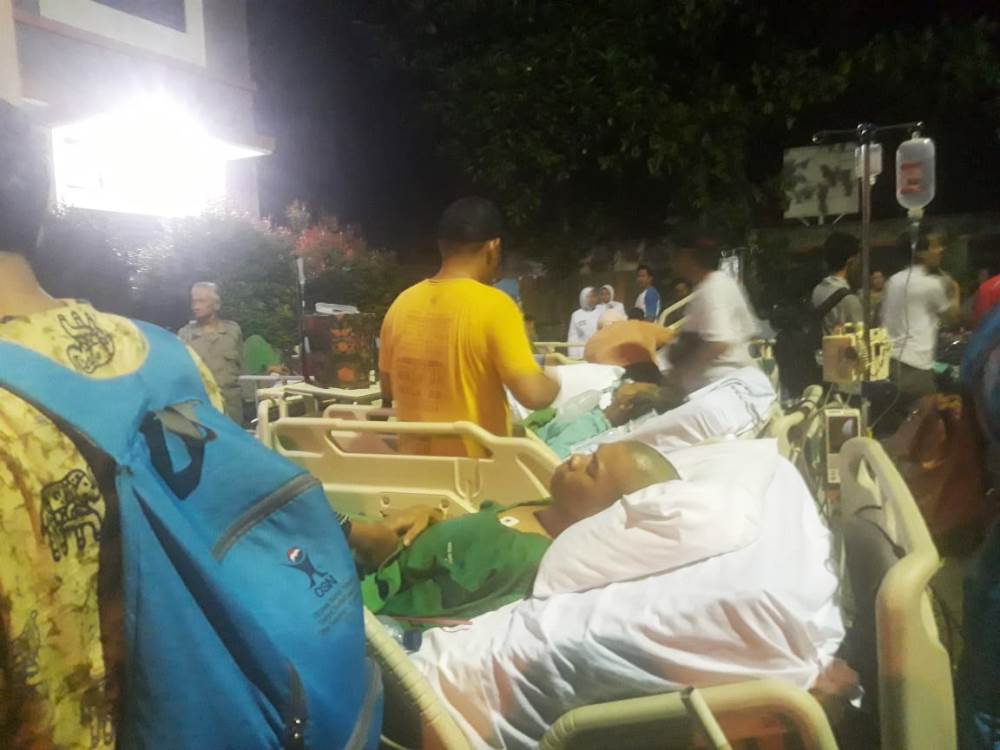 Para pasien dievakuasi ke halaman kantor kelurahan Kelapa Indah.