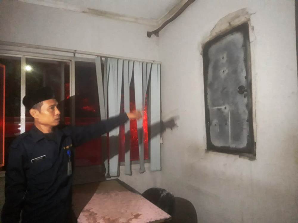 Petugas keamanan, Supriyadi, saat menunjukan di ruang panel listrik lantai satu yang terjadi ledakan sebanyak lima kali.