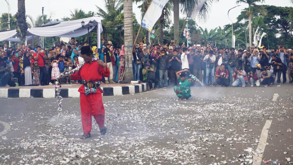 Pertunjukan petasan di Kegiatan Tangerang Ngebesan.