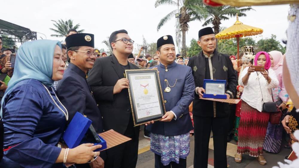 Kegiatan Tangerang Ngebesan di Pusat Pemerintahan Kota Tangerang dapat rekor muri sebagai pelaksana pelaminan terbanyak di Indonesia.