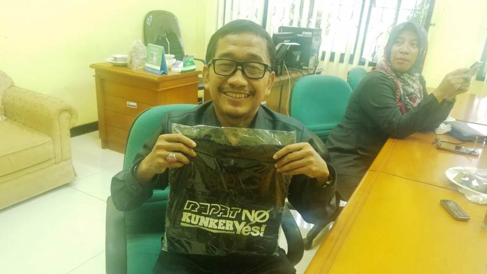 Ketua Komisi III Ahyani DPRD Kabupaten Tangerang saat menunjukan pakaian kaos bertuliskan Rapat No, Kunker Yes'.