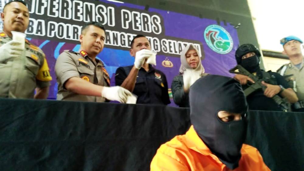 Kapolres Tangsel AKBP Ferdy Irawan saat menunjukan barang bukti narkoba jenis sabu yang berhasil diamankan dari tersangka Muhidin alias Domba, 33, di Mapolres Tangerang Selatan, Selasa (5/3/2019).