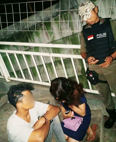 Pasangan muda-mudi sedang bermesraan ditempat umum saat terpergok oleh petugas Satpol PP Kota Tangerang.
