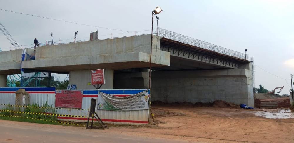 Tampak Pembangunan Proyek Tol Serpong-Cinere di Jalan Pajajaran, Pamulang, Kota Tangsel.