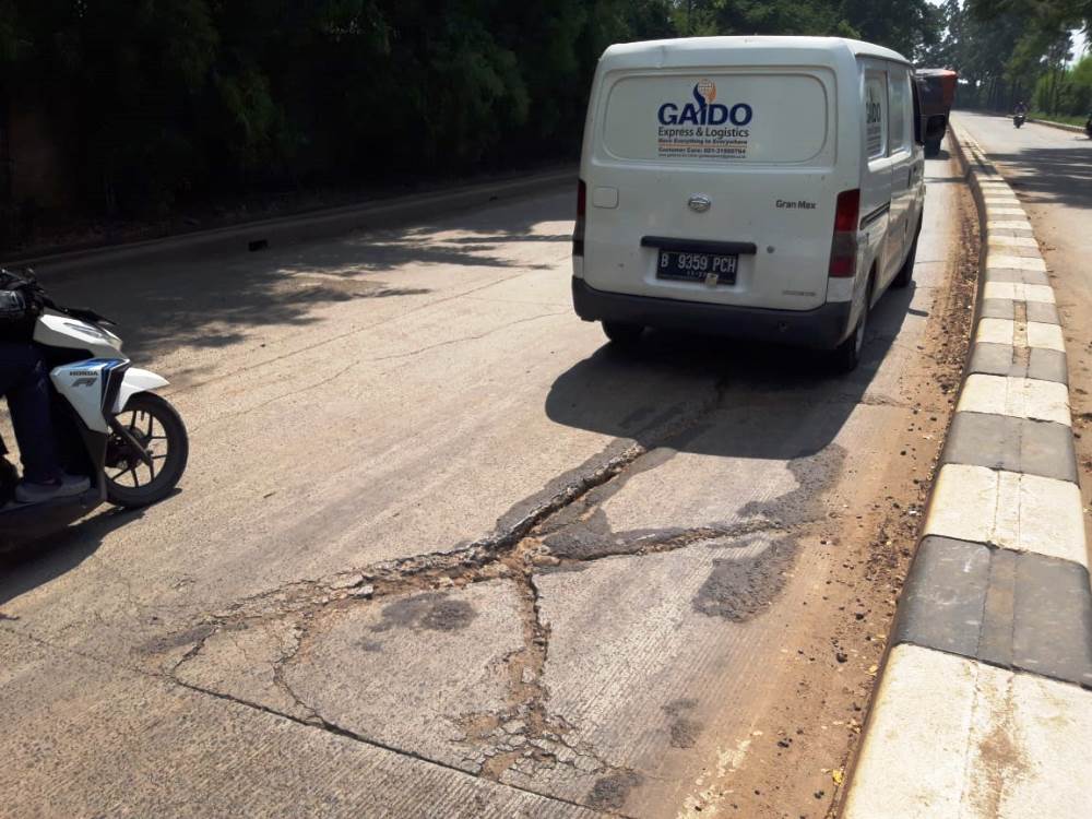 Kondisi Jalan Perintis Kemerdekaan, Cikokol, Kota Tangerang rusak parah hingga berlubang sangat dalam.