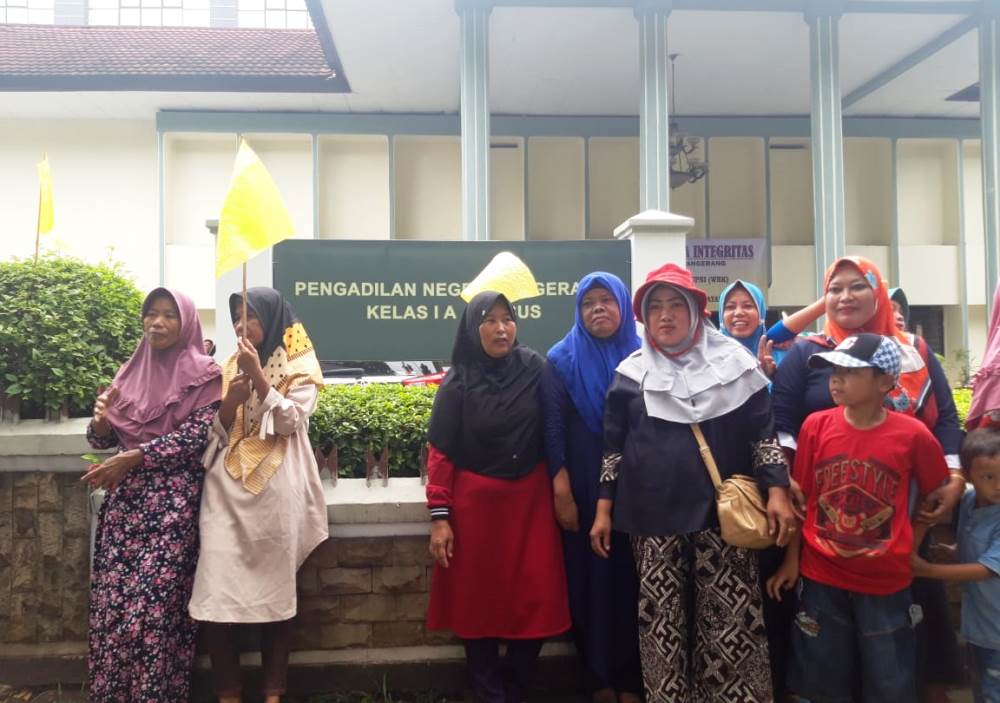 Tampak warga dari Desa Rawa Rengas, Kecamatan Kosambi, Kabupaten Tangerang menggelar aksi unjuk rasa menyampaikan aspirasinya di depan kantor Pengadilan Negeri (PN) Tangerang, Senin (11/3/2019).