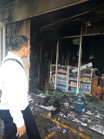 Kebakaran melanda di minimarket Indomaret yang berada di kawasan Jalan Otista, Ciputat, Kota Tangsel, Rabu (13/3/2019) pagi.