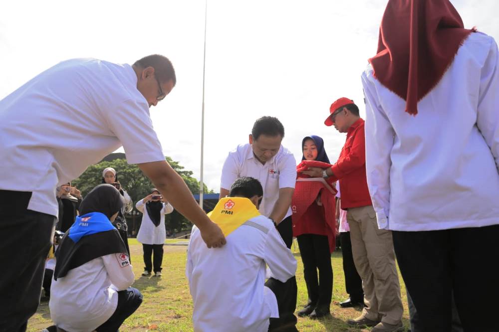 Ketua PMI Kota Tangerang Kuswarsa melantik pengurus Korps Sukarela.