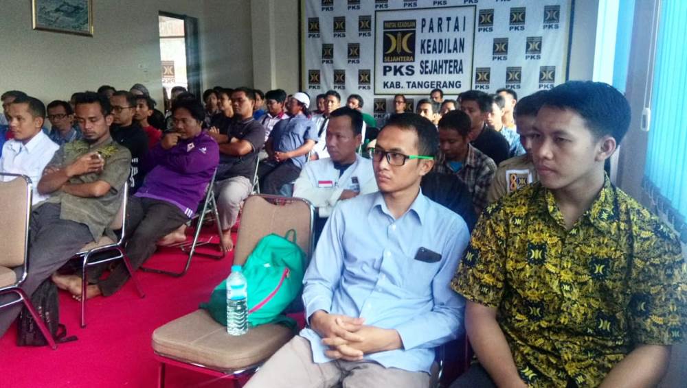 Ketua BP3 PKS Kabupaten Tangerang Rispanel Arya saat memberikan materi kepada Timnya dalam kegiatan pelatihan Trainer For Training (TFT) untuk Koordinator Saksi TPS di Pemilu 2019, di Markas Dakwah PKS di Tigaraksa, Minggu (17/3/2019).	