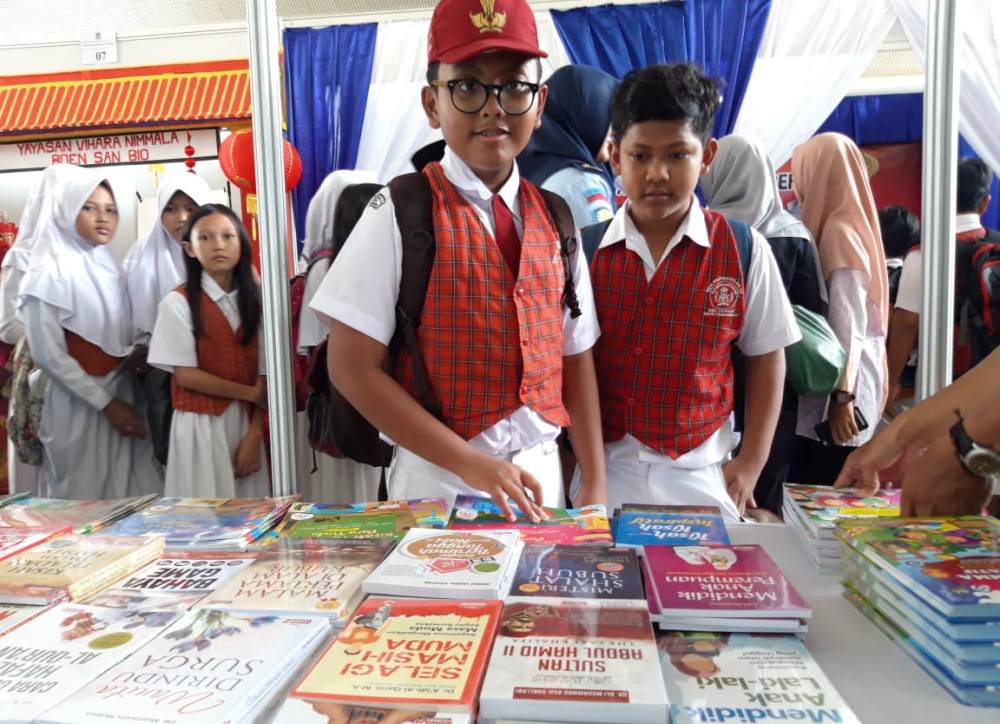 Para murid sekolah hadir dalam kegiatan pameran Perpustakaan dan Kearsipan di Mal CBD Ciledug, Kota Tangerang, Senin (18/3/2019).