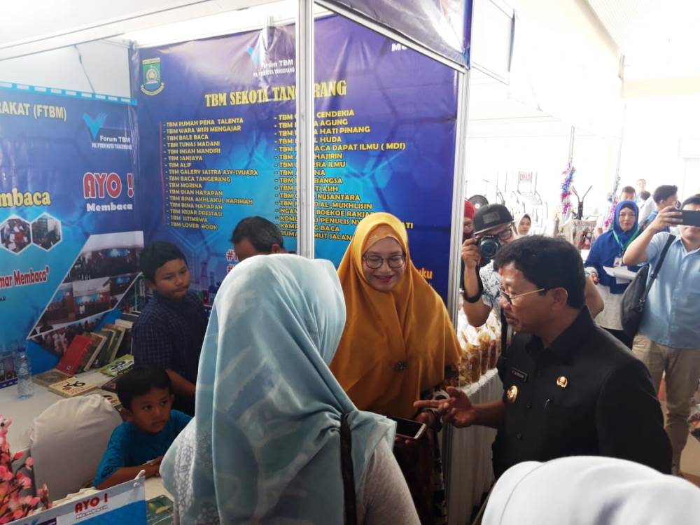 Wakil Wali Kota Tangerang Sachrudin meresmikan pameran Perpustakaan dan Kearsipan di Mal CBD Ciledug, Kota Tangerang, Senin (18/3/2019).