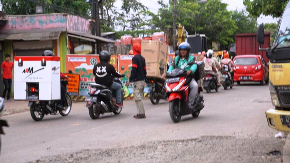 Tampak pengerjaan Saluran Kabel Tegangan Tinggi (SKTT) di Jalan KH Mansyur, Cipondoh, Kota Tangerang, yang dikeluhkan warga setempat dan pengendara.