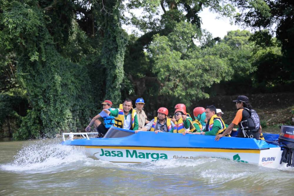 Menteri BUMN Rini Soemarno, Direktur PT Jasa Marga Desi Arryani, serta Wali Kota Tangerang Arief R. Wismansyah di Saung Banksasuci, saat peluncuran program 