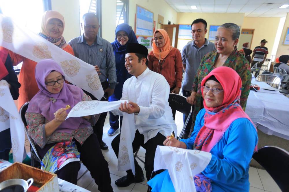Wali Kota Tangerang Arief R. Wismansyah saat mengunjungi pelatihan budaya batik di aula kantor Kelurahan Larangan Selatan, Tangerang.