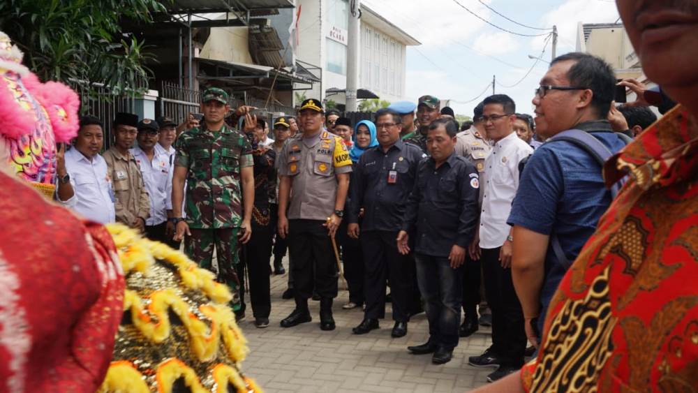 Ketua Bawaslu Provinsi Banten Didih M Sudi dan Wali Kota Tangerang Arief R Wismansyah beserta rombongannya hadir dalam peluncuran Kampung Anti Politik Uang, Hoaks, dan Politisasi SARA di Vihara Kwan Tee Bio, Kampung Rukun.