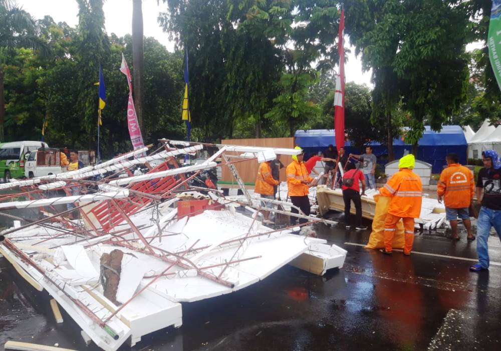 Tampak gapura di pusat venue penyelenggaraan Musabaqah Tilawatil Quran (MTQ) di kawasan Pusat Pemerintahan Kota Tangerang rubuh.