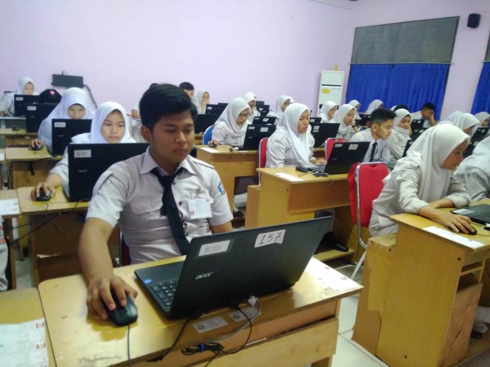 Suasana Ujian Nasional Berbasis Komputer (UNBK) para siswa SMKN 1 Tangerang Selatan.