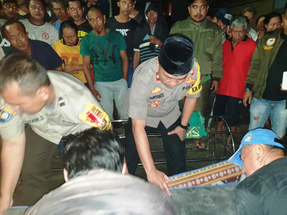 Petugas Kepolisian dibantu masyarakat setempat mengevakuasi mayat gantung diri di kawasan Ciledug, Kota Tangerang.