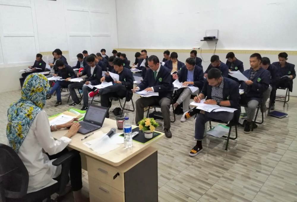 Suasana para pessrta yang mengikuti Ujian Tengah Semester Genap di Lembaga Pemasyarakatan Pemuda Kelas IIA (Lapas Pemuda) Tangerang.