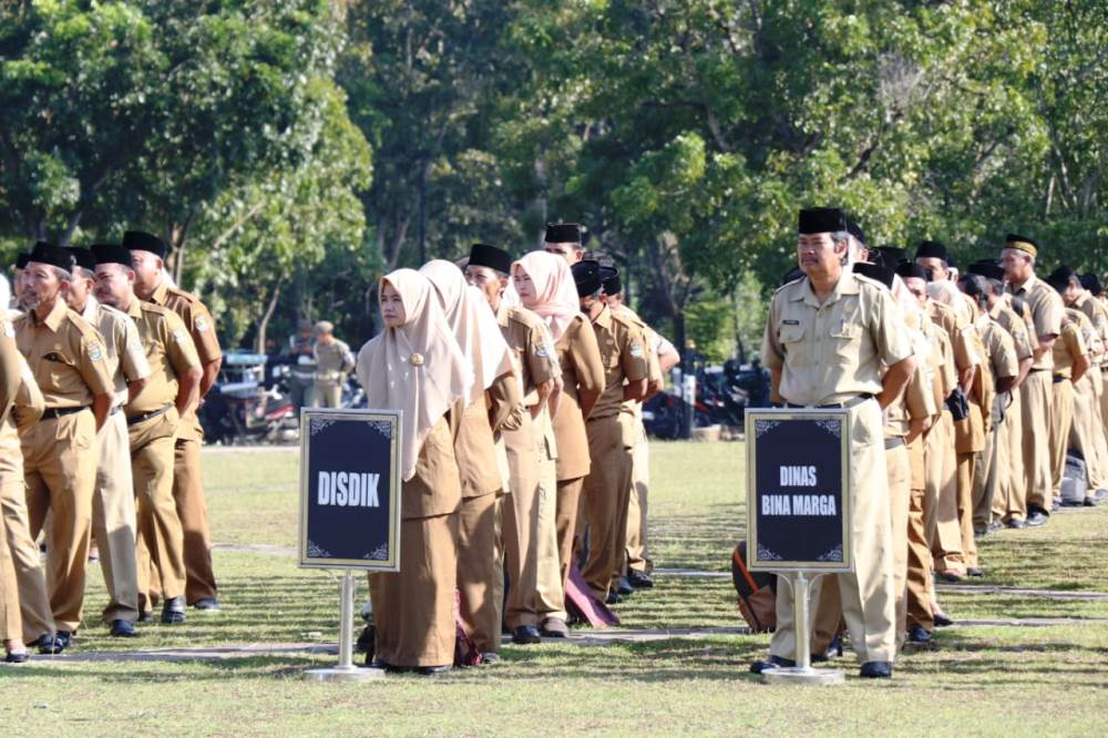 Bupati Ahmed Zaki Iskandar memimpin saat memempi apel di Lapangan Maulana Yudha Negara, Puspemkab Tangerang, Senin (2/4/2019).