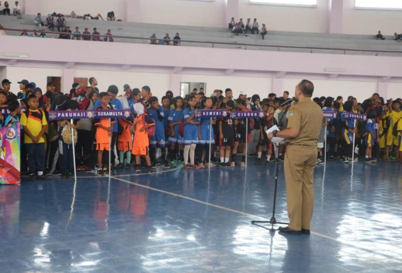 Tampak Bupati Tangerang Ahmed Zaki Iskandar membuka langsung kegiatan mengikuti Kompetisi Olahraga Pelajar dan Prestasi tingkat Kabupaten Tangerang Tahun 2019.