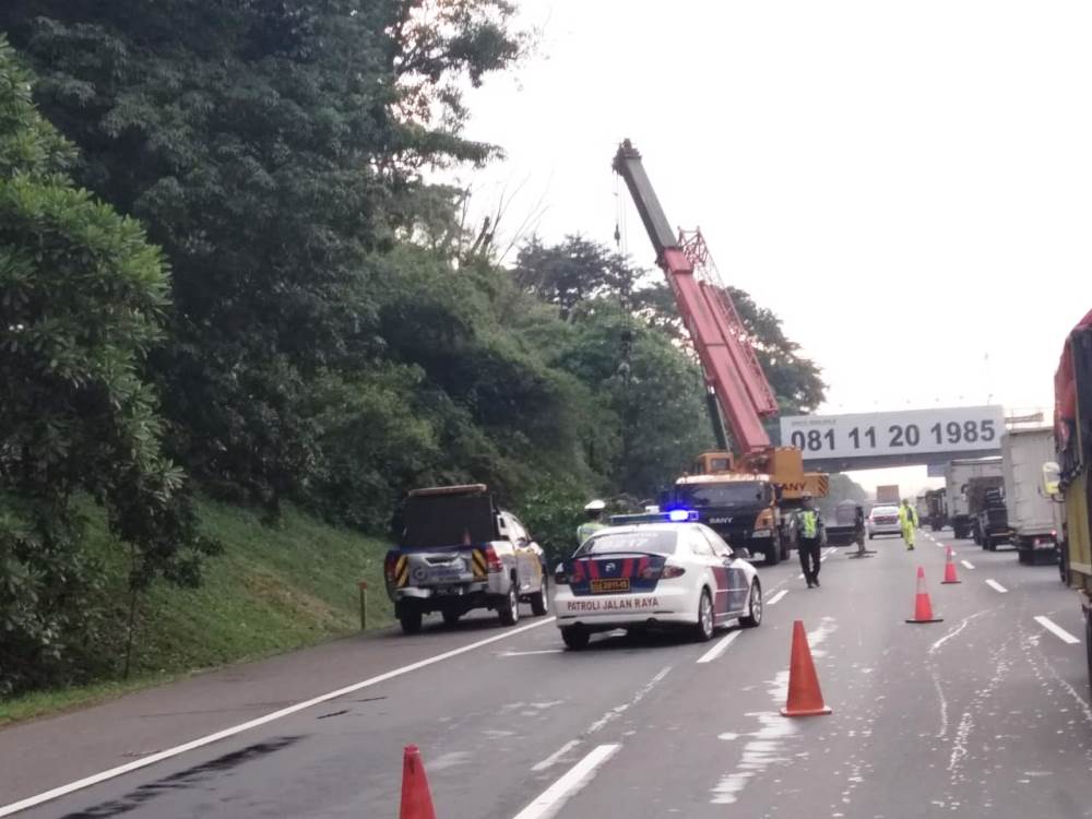 Terjadi kecelakaan di tol Tangerang-Merak, Karawaci, Selasa (2/4/2019).