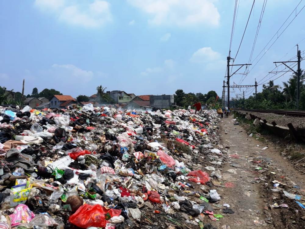 Kondisi tumpukan sampah di pinggir rel kereta api di Pintu masuk Stasiun Sudimara, Ciputat, Tangsel.