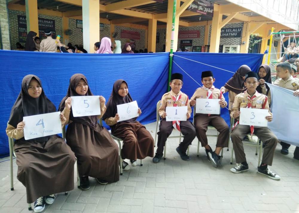 Para siswa-siswi Sekolah Dasar Islam Terpadu (SDIT) Al Itqon saat mengikuti kegiatan simulasi Pemilu di TPS