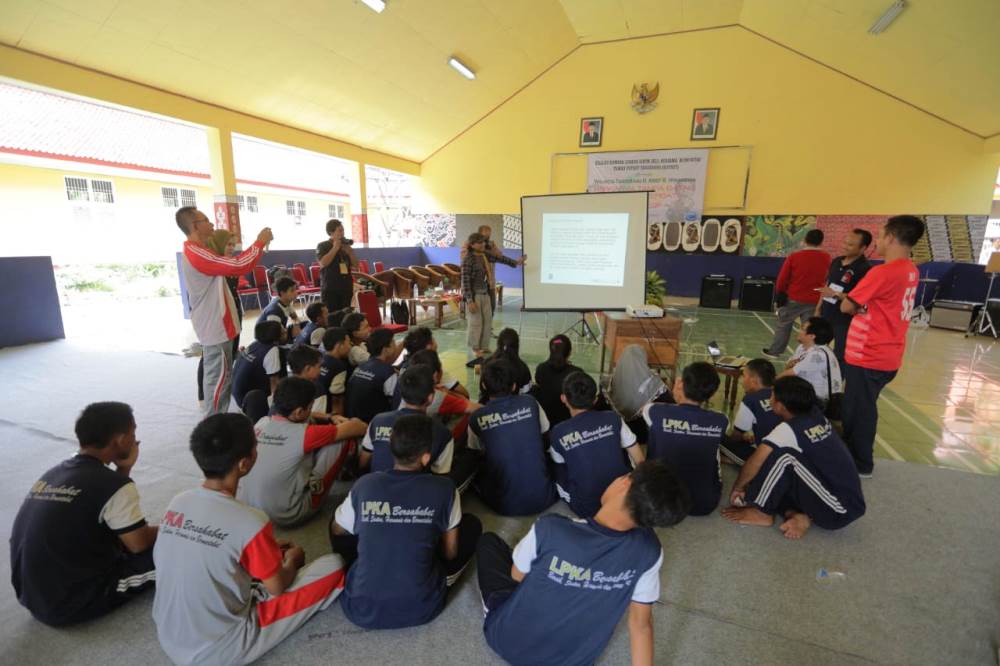 Kegiatan belajar Kamera Lubang Jarum (KLJ) bersama anak didik lapas di Lembaga Pembinaan Khusus Anak (LPKA) Klas 1 Kota Tangerang.