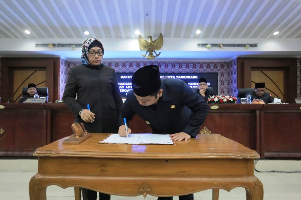 Wali Kota Tangerang Arief R Wismansyah bersama Ketua DPRD Kota Tangerang saat melakukan penandatangan hasil Penyerahan Keputusan DPRD Tentang Rekomendasi Atas LKPJ Wali Kota Tangerang Tahun 2018.