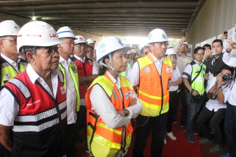 Menteri BUMN Rini M. Soemarno didampingi Direkut Utama PT Angkasa Pura II (Persero) Muhammad Awaluddin bersama rombongan saat meninjau fasilitas dan proyek di Bandara Internasional Soekarno-Hatta.