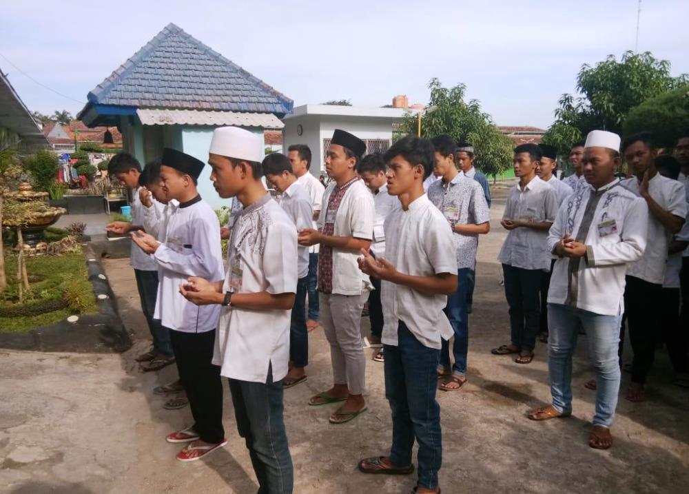 Para napi peserta didik di PKBM Tunas Madani berdoa bersama sebelum melaksanakan Ujian Nasional Berbasis Komputer (UNBK) Paket C di Lapas Pemuda Tangerang.