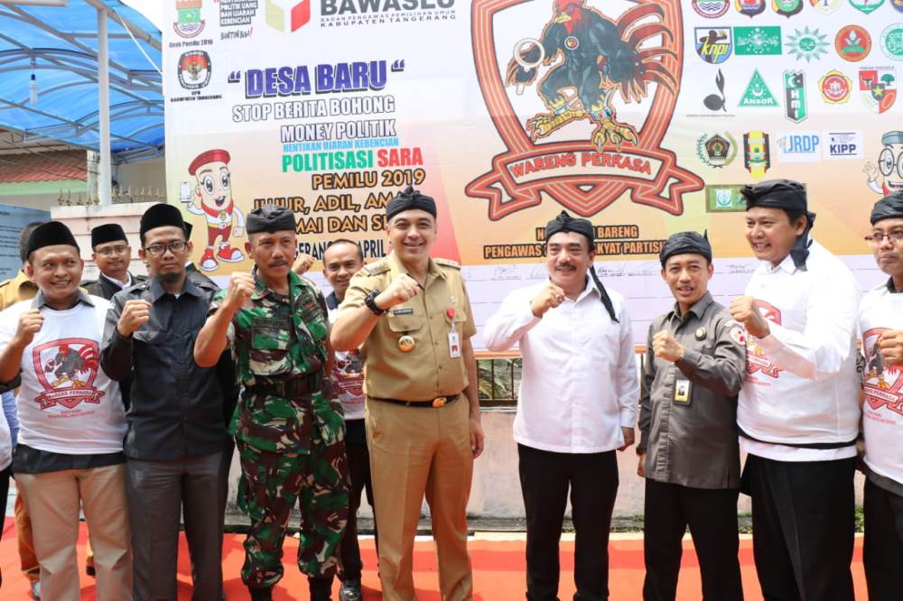 Kegiatan deklarasi mengantisipasi serta mencegah terjadinya kecurangan pada Pemilu 2019 yang diselenggarakan oleh Bawaslu Kabupaten Tangerang di halaman kantor Bawaslu di Tigaraksa, Senin (15/4/2019).