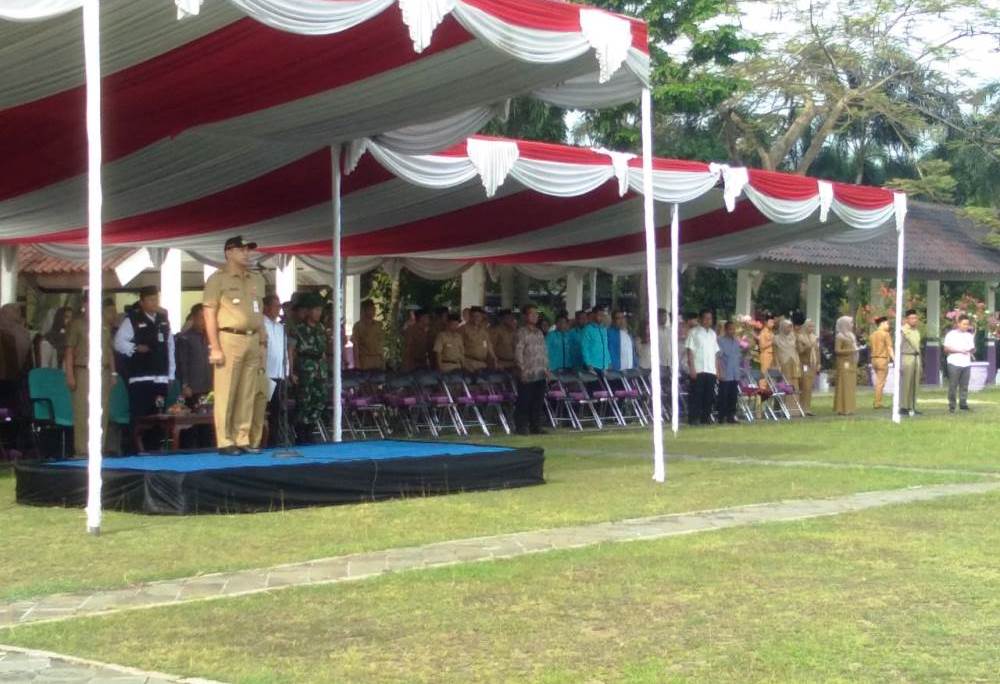 Bupati Tangerang Ahmed Zaki Iskandar saat memimpin apel di Lapangan Maulana Yudha Negara, Puspemkab Tangerang, Tigaraksa, Senin (15/4/2019).