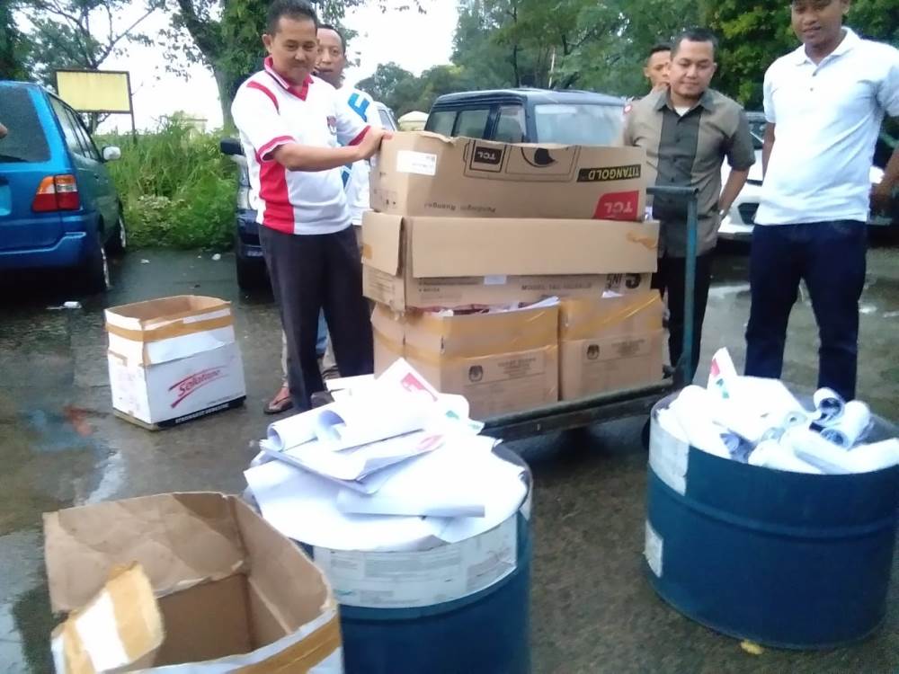 Komisi Pemilihan Umum (KPU) Kabupaten Tangerang memusnahkan surat suara rusak di antor KPU setempat, Selasa (16/4/2019).