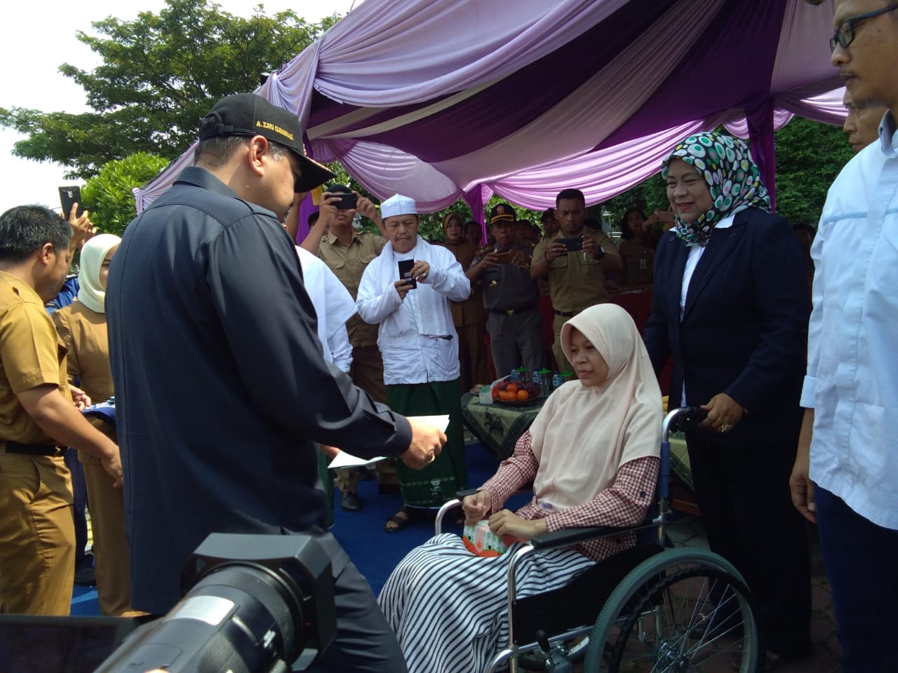 Bupati Tangerang Ahmed Zaki Iskandar saat menyerahkan bantuan kepada korban bencana tsunami Selat Sunda, Banten.