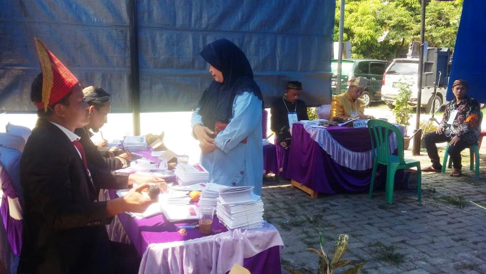 Tampak para petugas TPS 114, di Perumahan Taman Buah, Kelurahan Kuta Bumi, Kecamatan Pasar Kemis, mengenakan kostum adat nusantara.