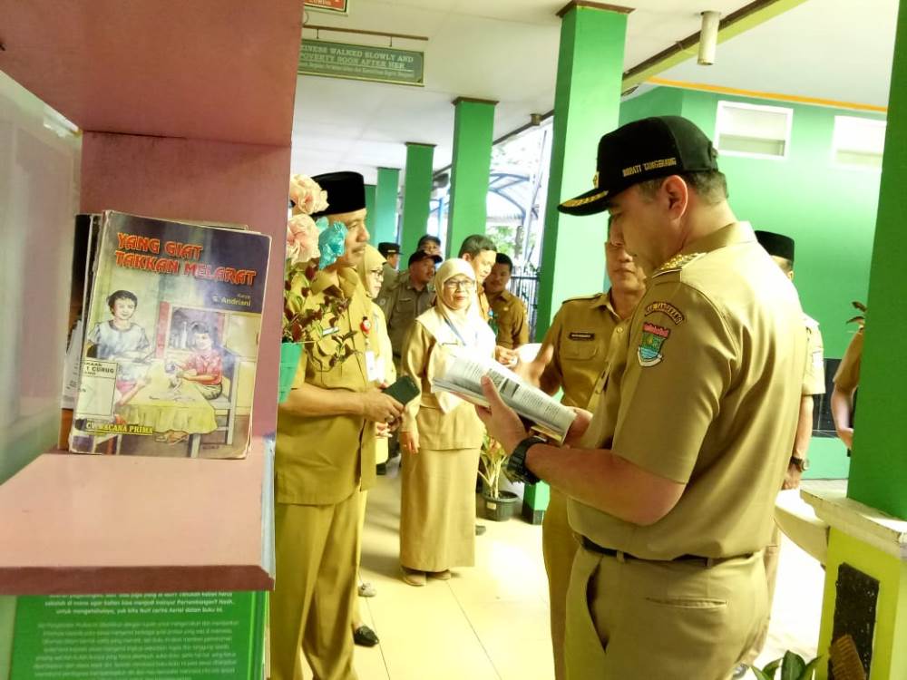 Bupati Tangerang Ahmed Zaki Iskandar saat meninjau pelaksanaan UNBK di SMPN 2 Curug, Kabupaten Tangerang, Senin (22/4/2019).