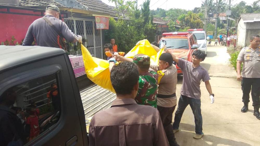 Polisi dibantu masyarakat mengevakuasi mayat berjenis kelamin laki-laki di Perumahan Pesona Serpong,RT 01/08 Kelurahan Kademangan, Kecamatan Setu, Kota Tangerang Selatan.
