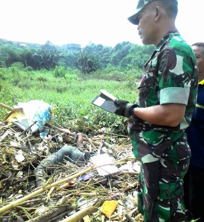 Warga menemukan sesosok mayat berjenis kelamin laki-laki di Perumahan Pesona Serpong,RT 01/08 Kelurahan Kademangan, Kecamatan Setu, Kota Tangerang Selatan, Senin (22/4/2019) pagi.